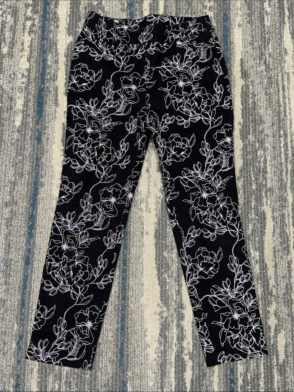 Size 8 = 0.5 Chico's Black Skinny Jeans with White Floral Line Print Like New